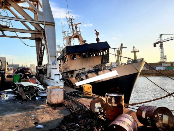 Arrive Alive fishing vessel blaze Dzbcpq0X4AU6yCP